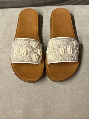 Top Moda Beaded Shell Slide Sandals in Cream